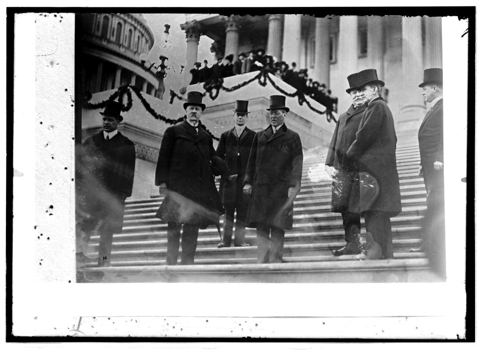 Wilson & Taft at Capitol (Inauguration, 1913) LCCN2016844627