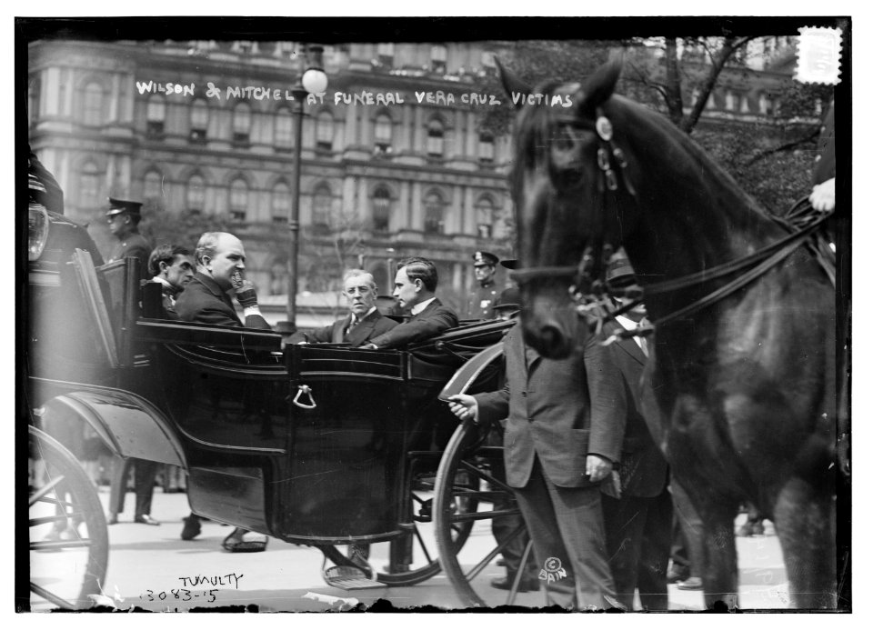 Wilson (and) Mitchel at Funeral - Vera Cruz victims, Tumulty LCCN2014696170