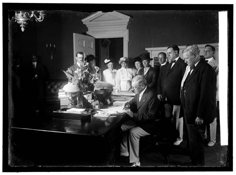 WILSON, WOODROW. SIGNING CHILD LABOR BILL LOC hec.08029