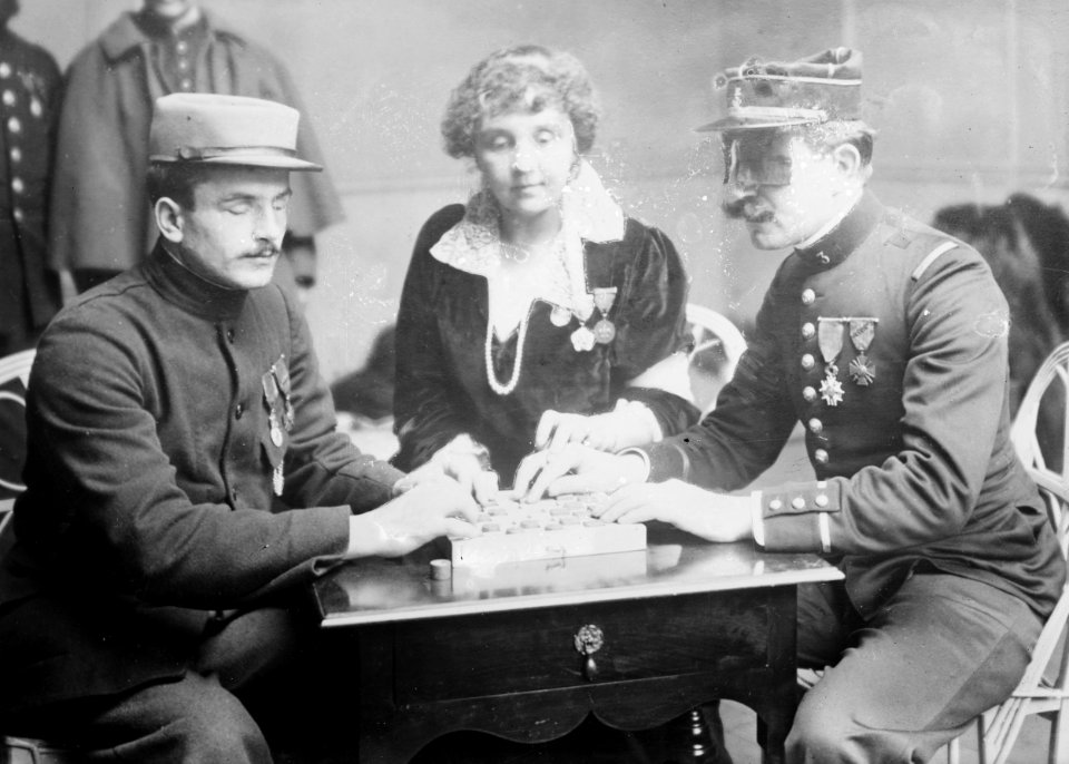 Winifred Holt teaching checkers to blind officers LCCN2014700587 (cropped)