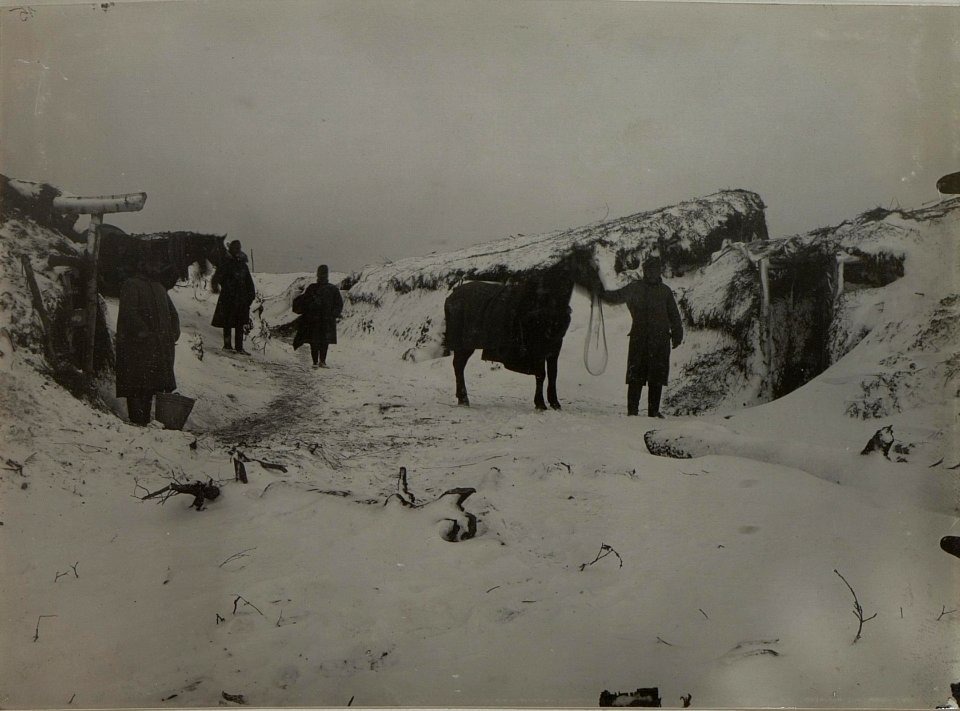 Winter Pferdestallungen im Winter im Felde bei Podkamien. Aufgenommen am 14. Jänner 1916. (BildID 15453957)
