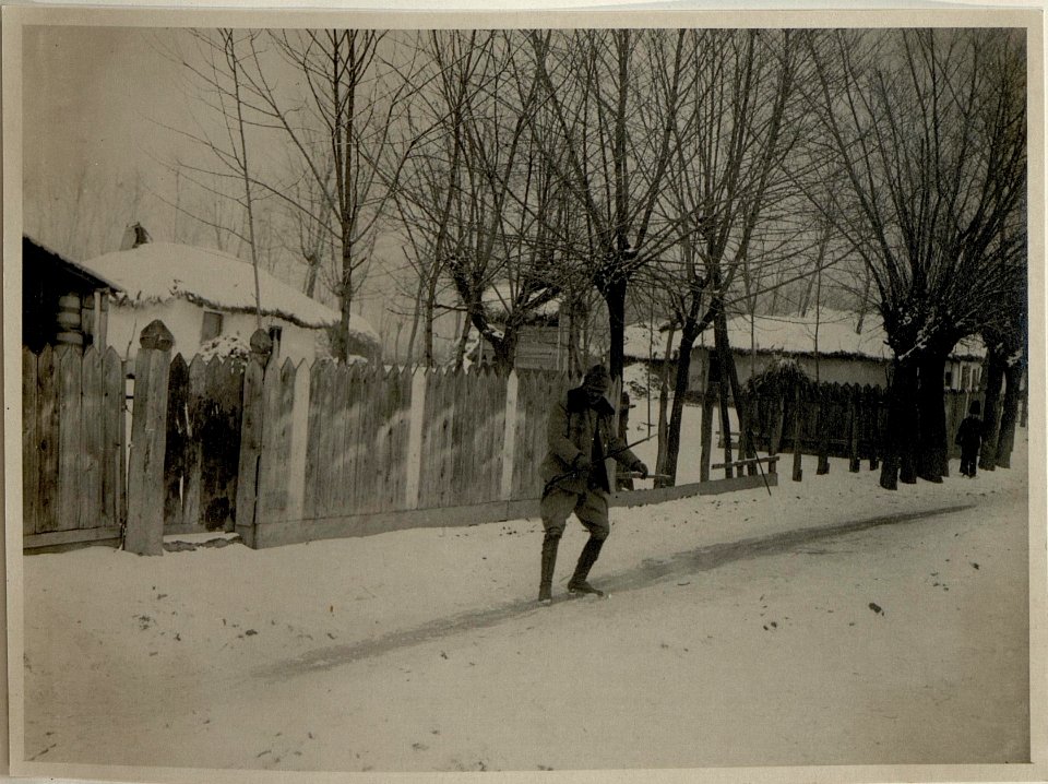 Wintersport der Offiziere der Batterie in Tabarasti, Eisrutschen in Rumänien, 21.1.1917 (BildID 15545063)