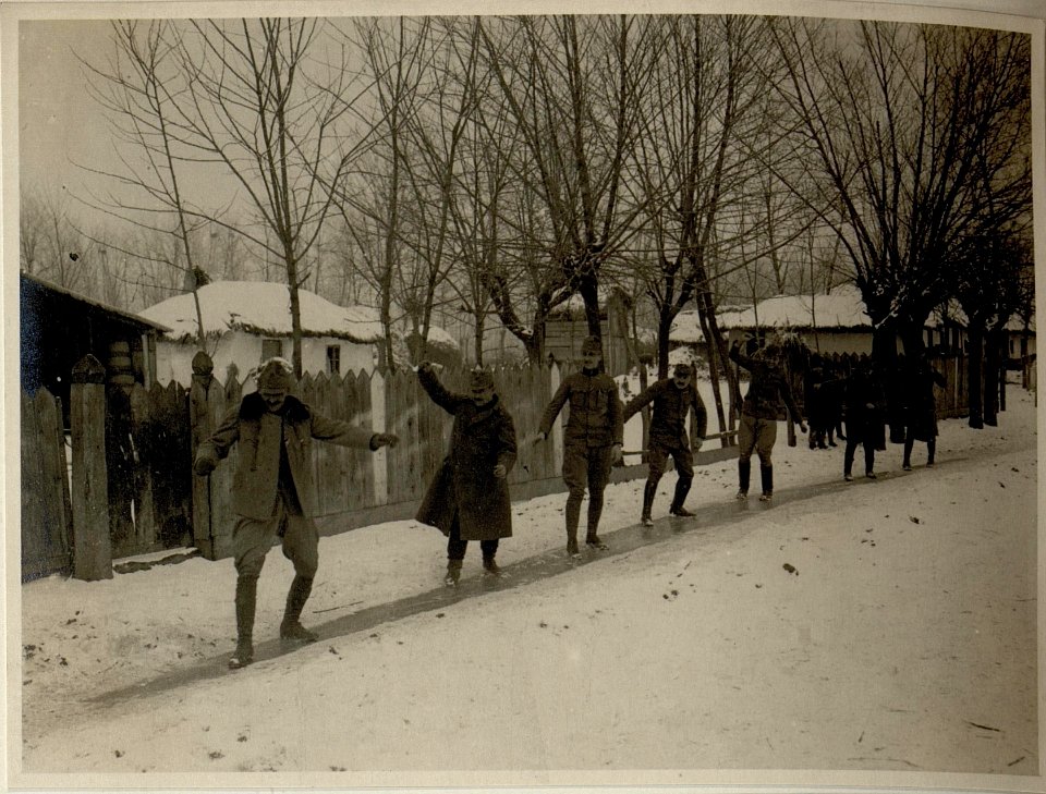 Wintersport der Offiziere der Batterie in Tabarasti, Eisrutschen in Rumänien, 21.1.1917 (BildID 15545070)