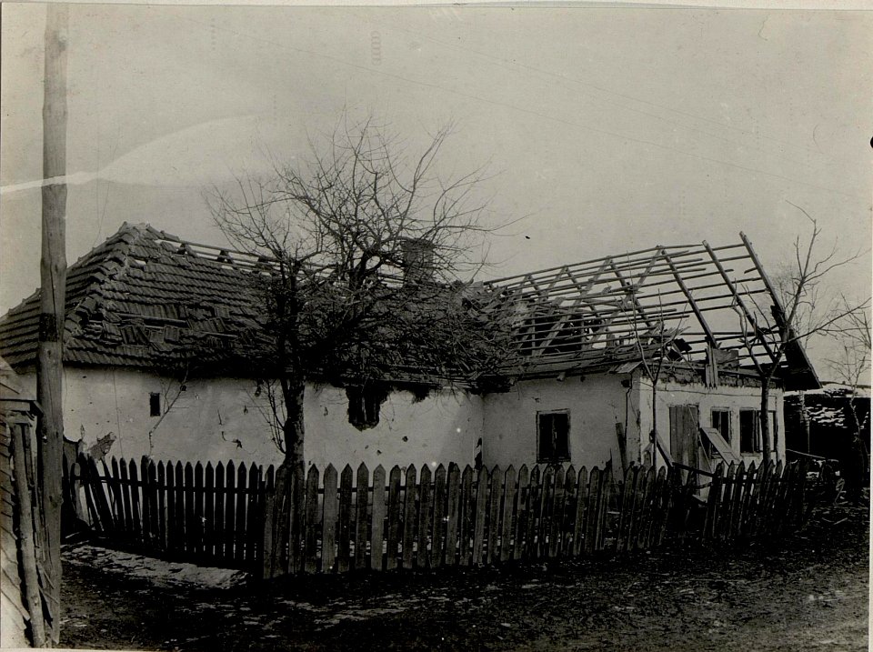 Wirkung einer russischen Fliegerbombe, abgeworfen am 20.II.1916 um 10 Uhr nachm. im BUCZACZ, wobei 2 Frauen und eun Kind mit 12 Jahren schwer verletzt wurden. (BildID 15534672)