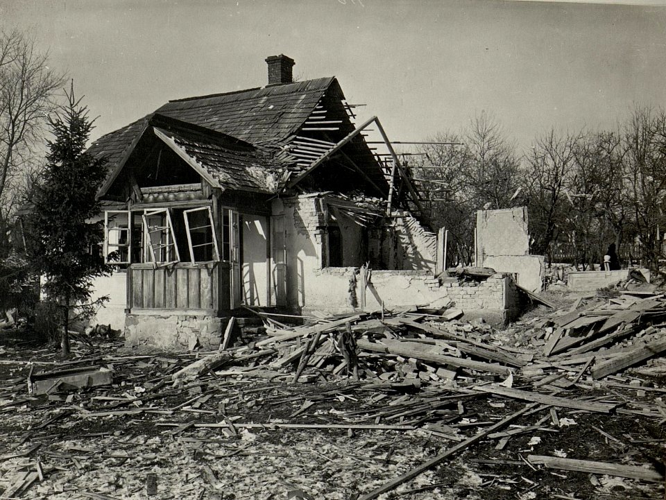 Wirkung einer russischen Fliegerbombe, abgeworfen in unmittelbarer Nähe des Reservespitals in BUCZACZ, am 19.II.1916 um 9Uhr 45 Min.nm.wobei 3 Mann getötet, 2 Mann schwer verletzt wurden. (BildID 15534644)