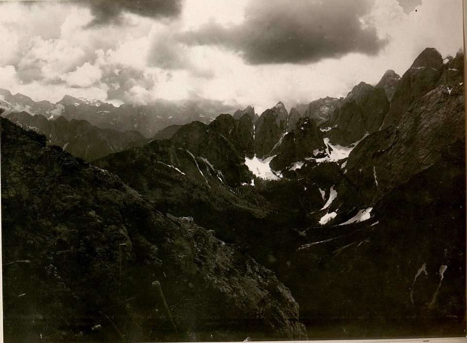 Wischberg und Montasch vom linken Flügel des Schwarzenberges. (4-7.1917.) (BildID 15800077)