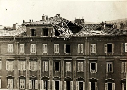 Wirkung einer feindlichen Fliegerbombe in Triest (BildID 15595657)