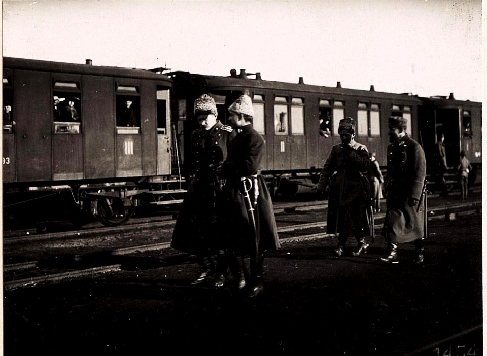 Wladimir-Wolynskij, Ukrainische Offiziere am Bahnhof. (März.1918.) (BildID 15713209)