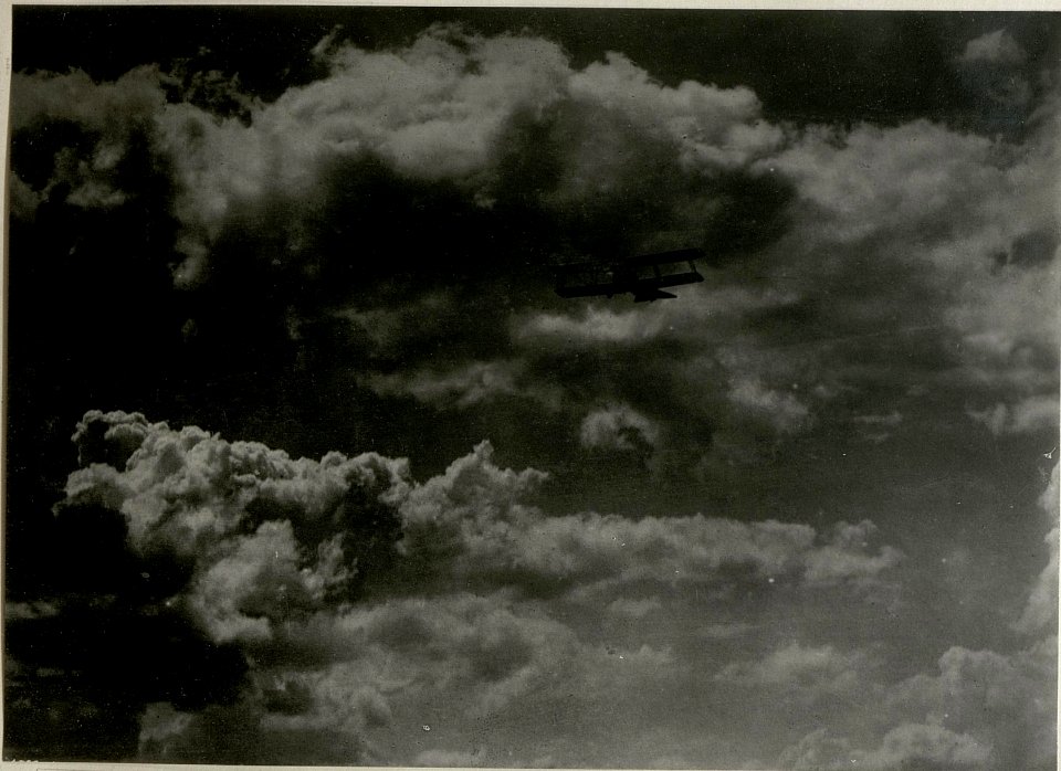 Wladimir-Wolynskij, Reproduktion einer Fliegeraufnahme Flugzeug in Wolken. (BildID 15715400)