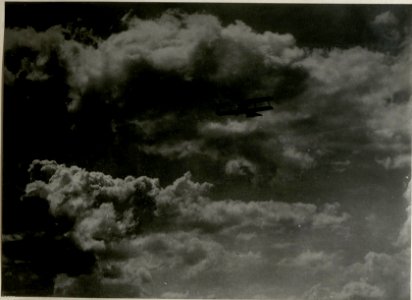 Wladimir-Wolynskij, Reproduktion einer Fliegeraufnahme Flugzeug in Wolken. (BildID 15715400)