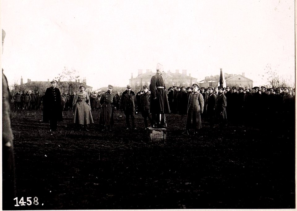 Wladimir-Wolynskij, Ukrainische Offiziere am Bahnhof. (März.1918.) (BildID 15713237)