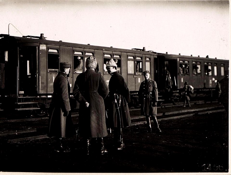 Wladimir-Wolynskij, Ukrainische Offiziere am Bahnhof. (März.1918.) (BildID 15713223)