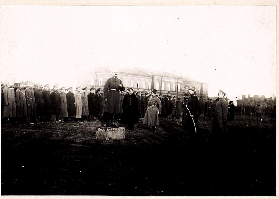 Wladimir-Wolynskij, Ukrainische Offiziere am Bahnhof. (März.1918.) (BildID 15713230)