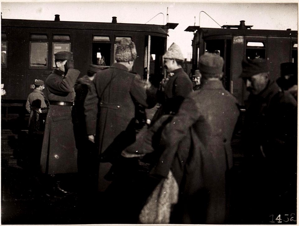 Wladimir-Wolynskij, Ukrainische Offiziere am Bahnhof. (März.1918.) (BildID 15713195)