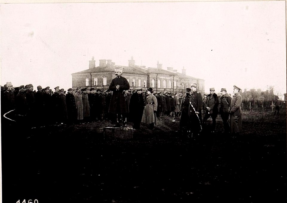Wladimir-Wolynskij, Ukrainische Offiziere am Bahnhof. (März.1918.) (BildID 15713251)