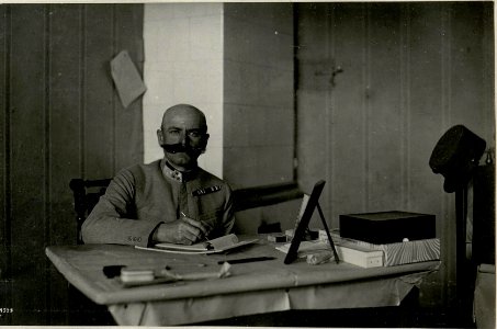 Wladimir-Wolynskij, Oberst Pohl Komdt d.Offiziersschule in der Kowelkaserne (12-IV.1918.) (BildID 15715470)