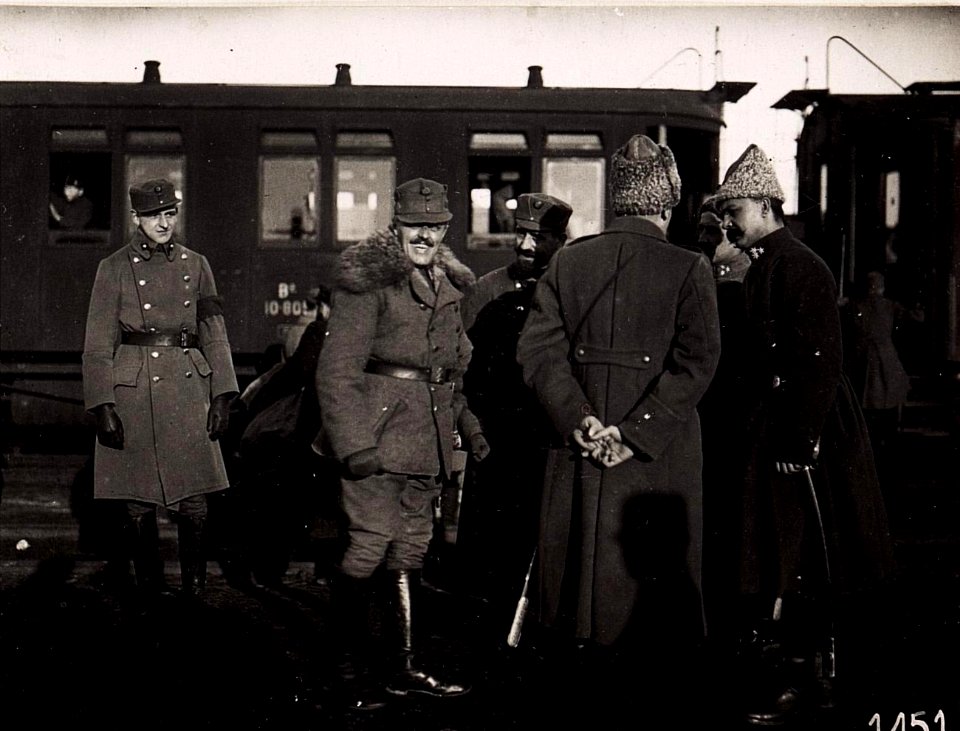Wladimir-Wolynskij, Ukrainische Offiziere am Bahnhof. (März.1918.) (BildID 15713188)