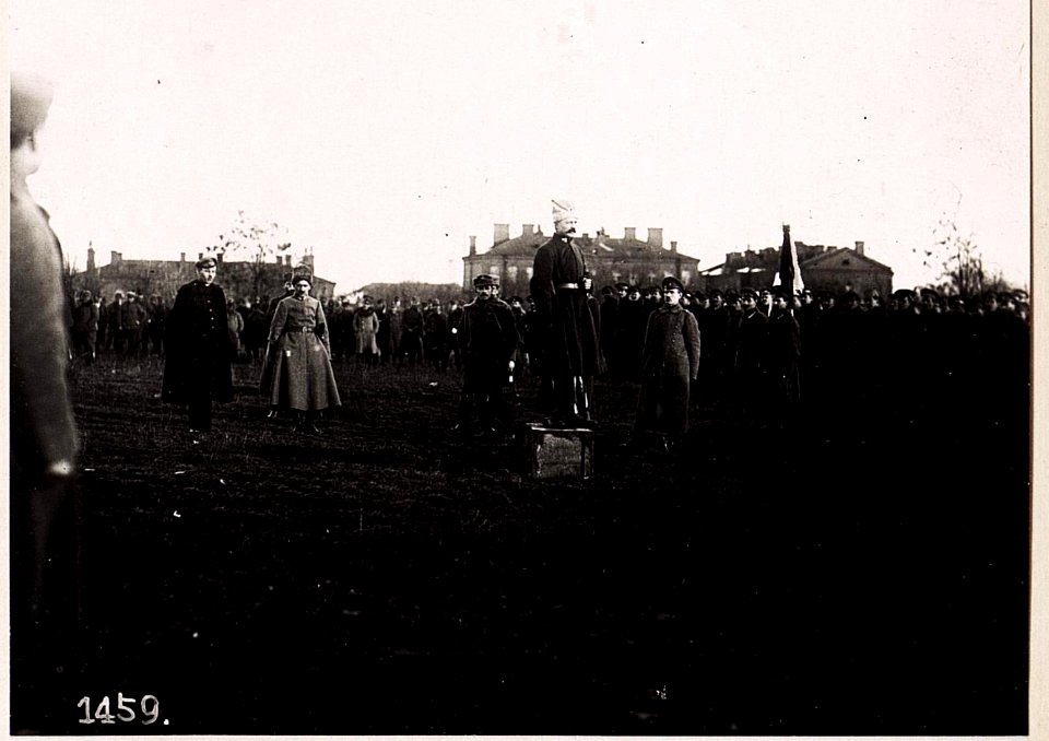 Wladimir-Wolynskij, Ukrainische Offiziere am Bahnhof. (März.1918.) (BildID 15713244)