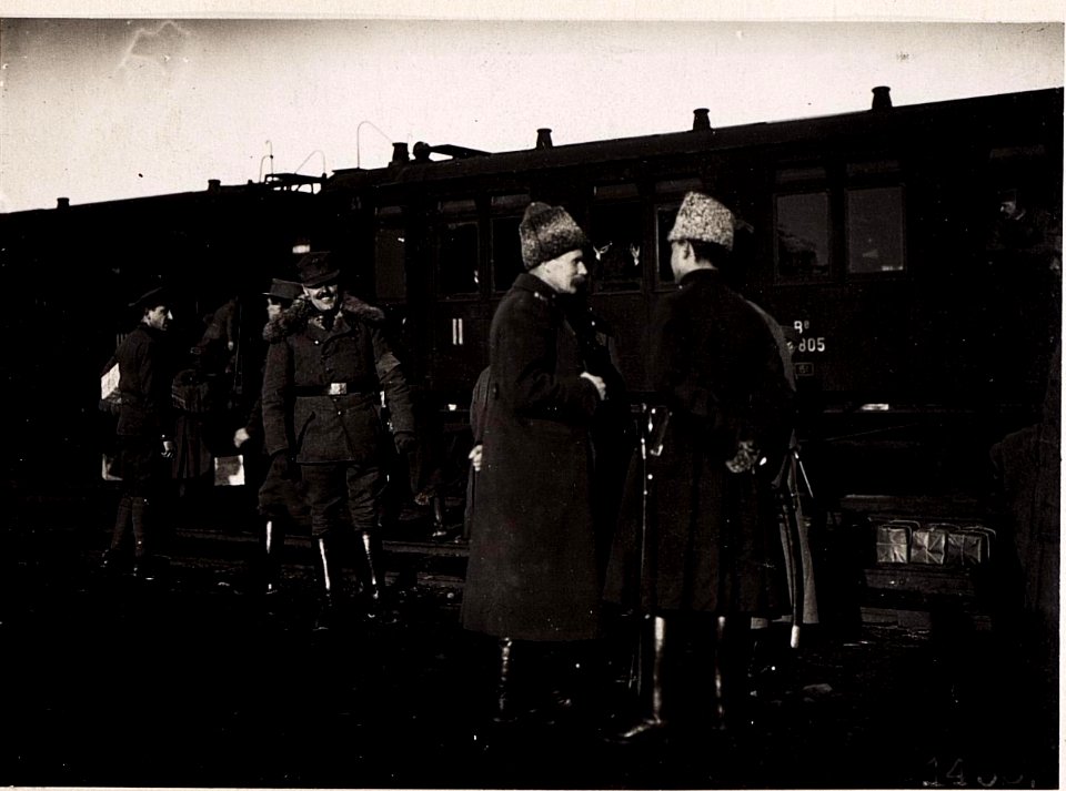 Wladimir-Wolynskij, Ukrainische Offiziere am Bahnhof. (März.1918.) (BildID 15713216)