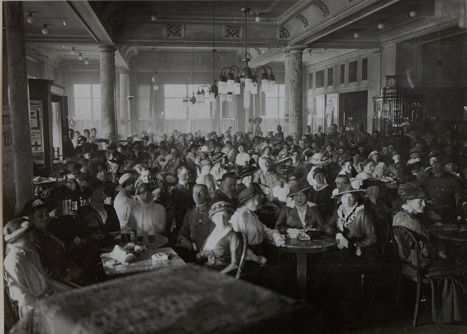 Wohltätigkeitsfest zu Gunsten der verwundeten Opfer, wahrscheinlich durchgeführt im Spätherbst, möglicherweise auch erst im Dezember 1916 (BildID 15458834)
