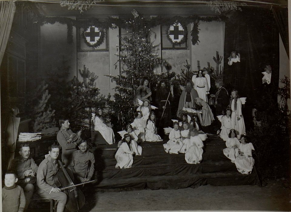 Wohltätigkeitsfest zu Gunsten der verwundeten Opfer, wahrscheinlich durchgeführt im Spätherbst, möglicherweise auch erst im Dezember 1916 (BildID 15458890)