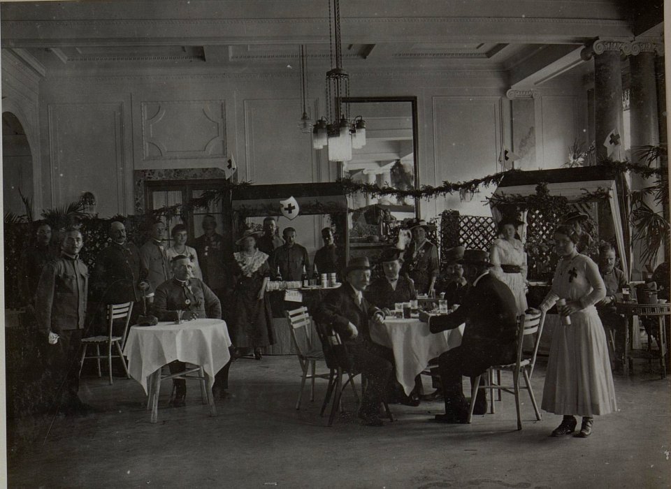 Wohltätigkeitsfest zu Gunsten der verwundeten Opfer, wahrscheinlich durchgeführt im Spätherbst, möglicherweise auch erst im Dezember 1916 (BildID 15458855)