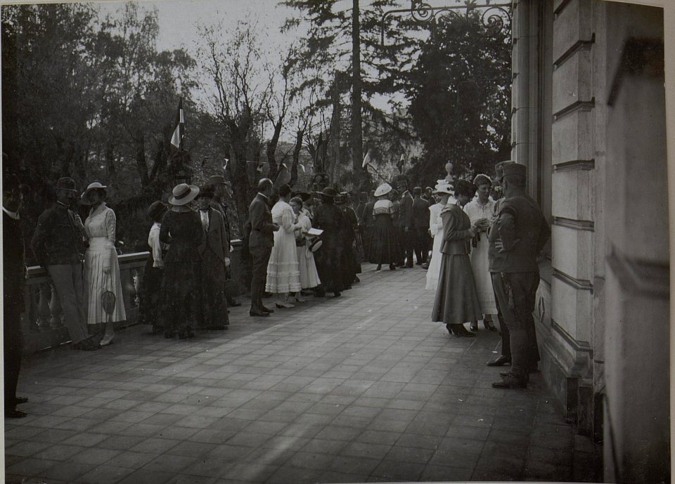 Wohltätigkeitsfest zu Gunsten der verwundeten Opfer, wahrscheinlich durchgeführt im Spätherbst, möglicherweise auch erst im Dezember 1916 (BildID 15458848)