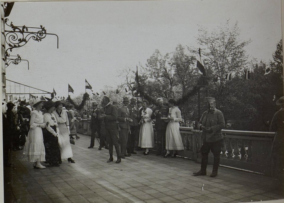 Wohltätigkeitsfest zu Gunsten der verwundeten Opfer, wahrscheinlich durchgeführt im Spätherbst, möglicherweise auch erst im Dezember 1916 (BildID 15458820)