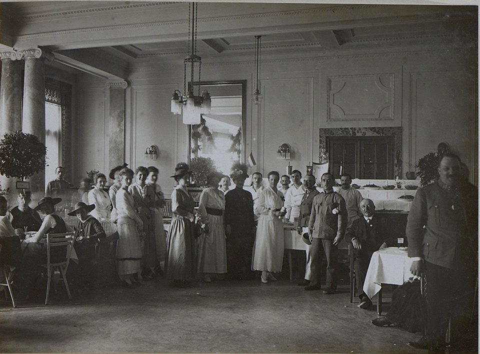 Wohltätigkeitsfest zu Gunsten der verwundeten Opfer, wahrscheinlich durchgeführt im Spätherbst, möglicherweise auch erst im Dezember 1916 (BildID 15458827)