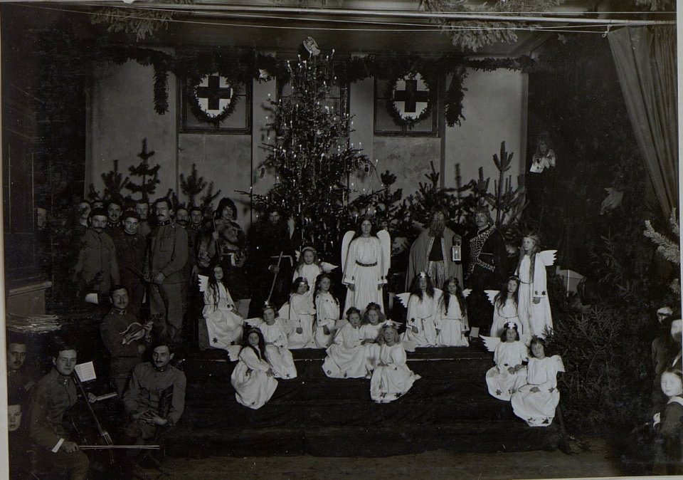 Wohltätigkeitsfest zu Gunsten der verwundeten Opfer, wahrscheinlich durchgeführt im Spätherbst, möglicherweise auch erst im Dezember 1916 (BildID 15458883)