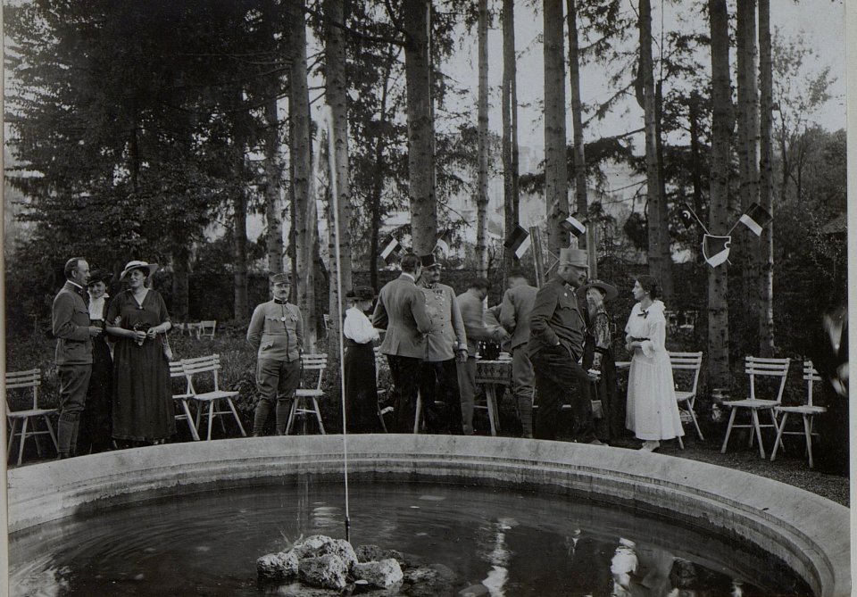 Wohltätigkeitsfest zu Gunsten der verwundeten Opfer, wahrscheinlich durchgeführt im Spätherbst, möglicherweise auch erst im Dezember 1916 (BildID 15458869)