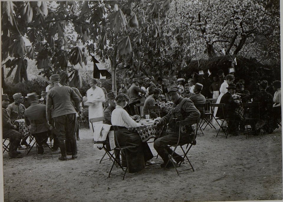 Wohltätigkeitsfest zu Gunsten der verwundeten Opfer, wahrscheinlich durchgeführt im Spätherbst, möglicherweise auch erst im Dezember 1916 (BildID 15458841)