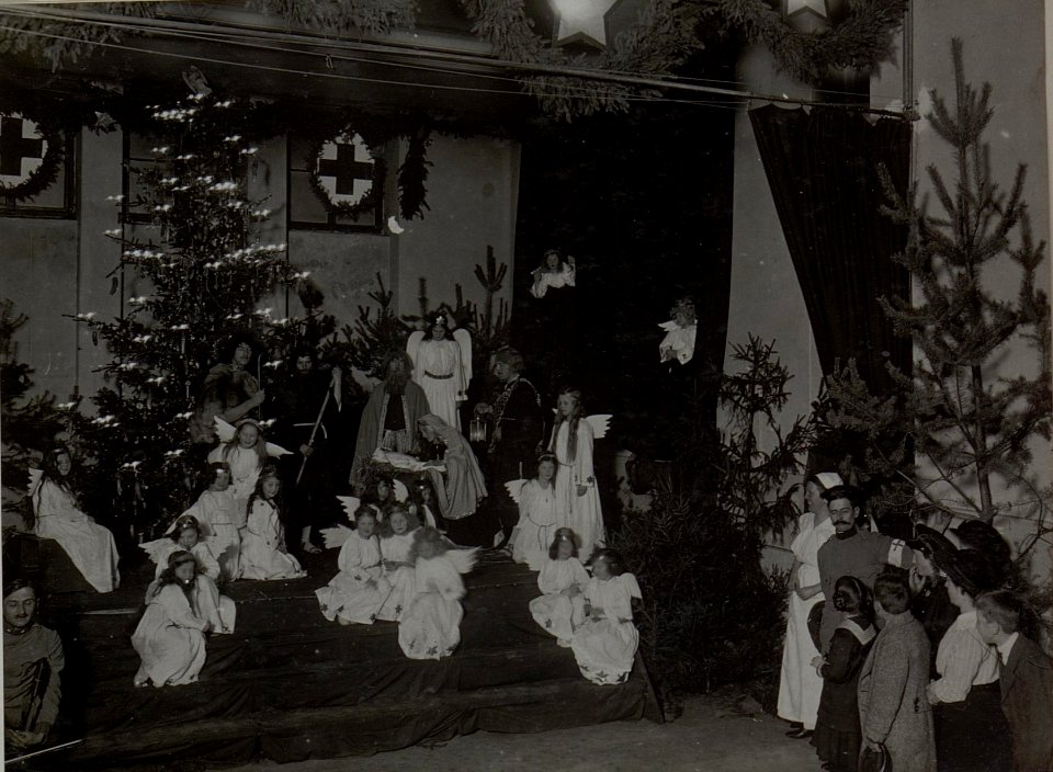 Wohltätigkeitsfest zu Gunsten der verwundeten Opfer, wahrscheinlich durchgeführt im Spätherbst, möglicherweise auch erst im Dezember 1916 (BildID 15458897)