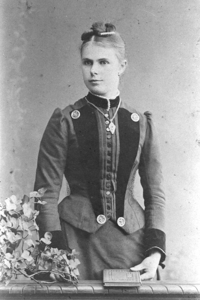Woman 1900a hg