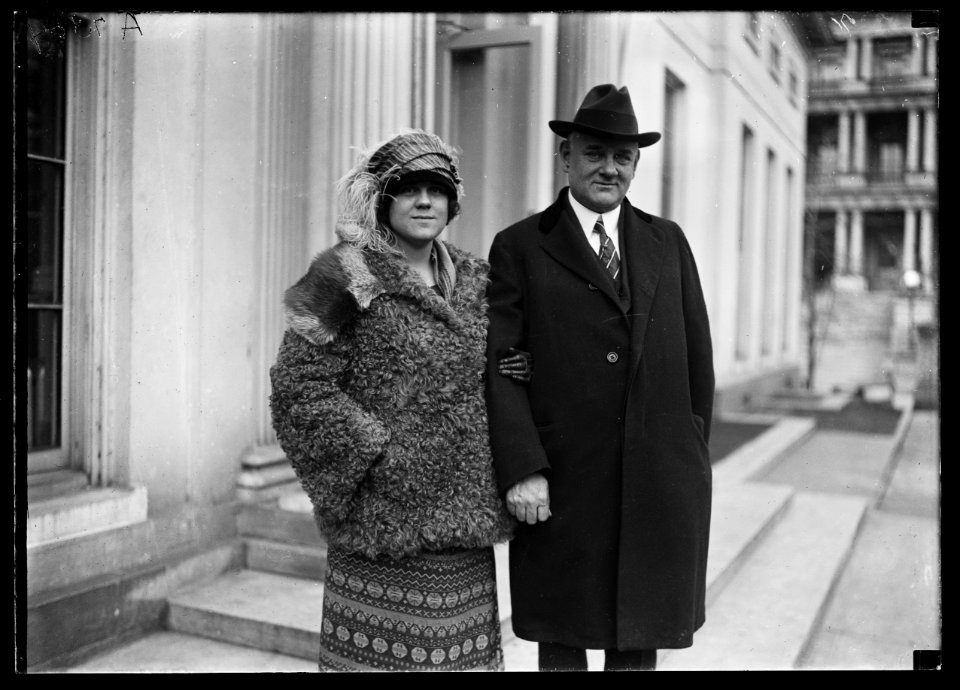 Woman and man at White House, Washington, D.C. LCCN2016886991