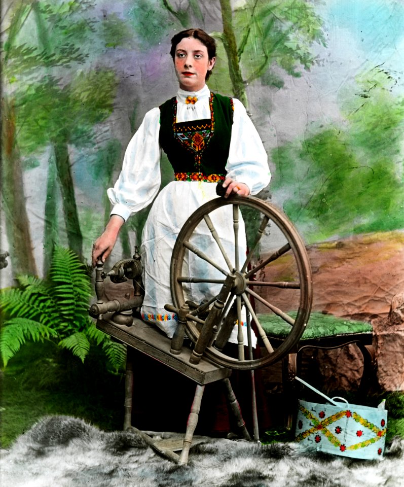 Woman and spinning wheel (Fylkesarkivet i Sogn og Fjordane)