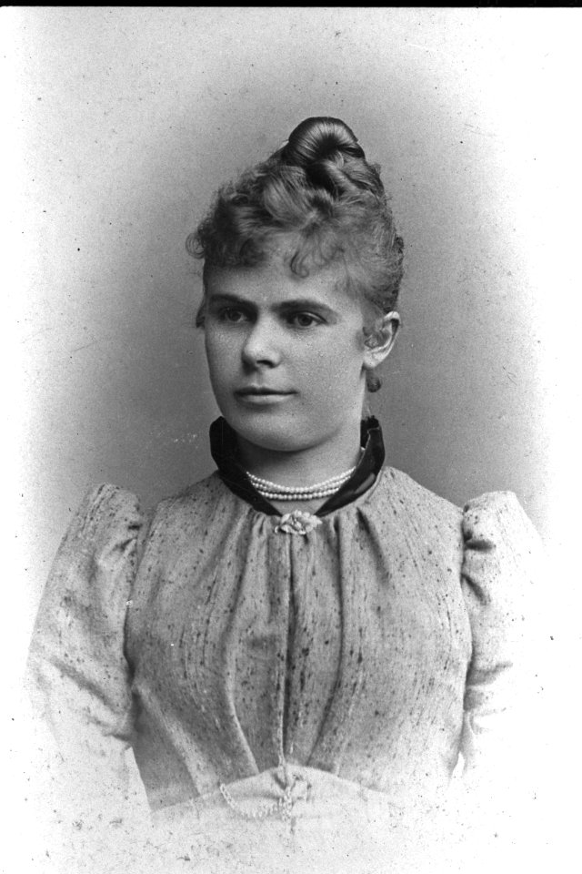 Woman 1900 hg