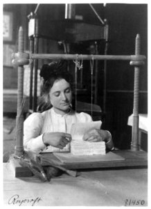 Woman doing bookbinding at Roycroft Shops, E. Aurora, N.Y. LCCN2002717982