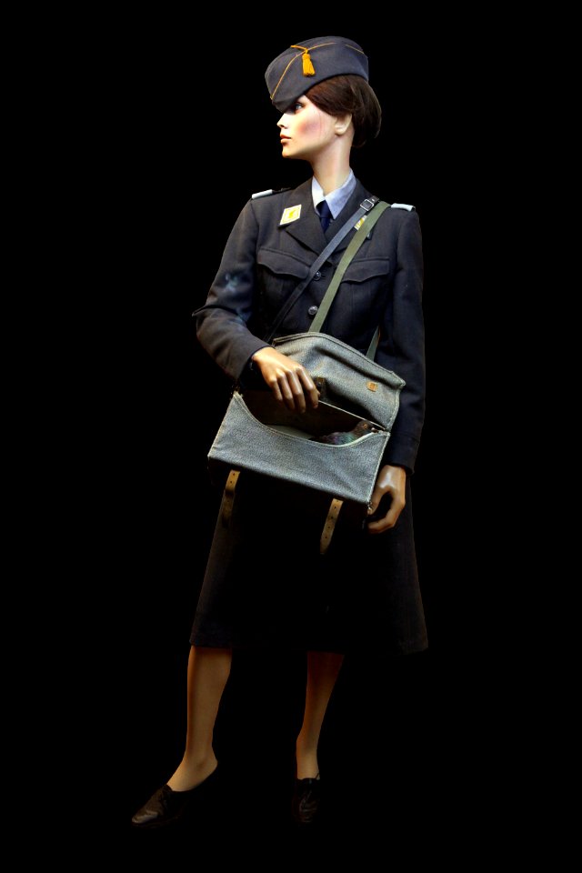 Woman auxiliary of the pigeon service of the Swiss Army at MGG-IMG 0106-black