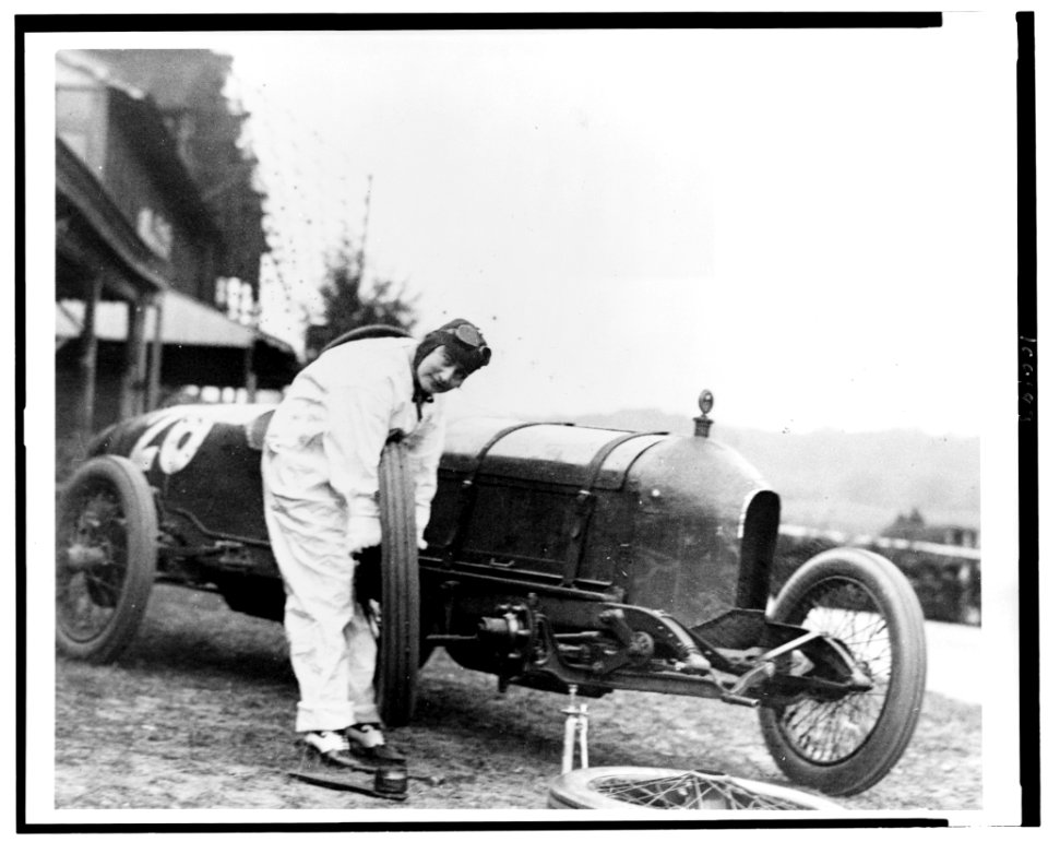 Woman changing tire of Stutz Weightman Special no. 26 on Benning race track, Washington, D.C., area LCCN90710635