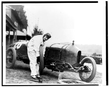 Woman changing tire of Stutz Weightman Special no. 26 on Benning race track, Washington, D.C., area LCCN90710635