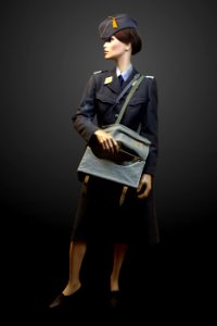 Woman auxiliary of the pigeon service of the Swiss Army at MGG-IMG 0106-gradient