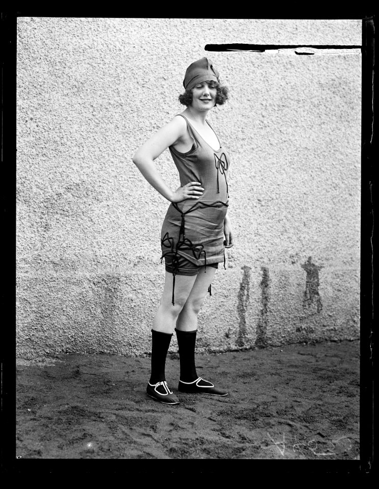 Woman in bathing suit LCCN2016891479