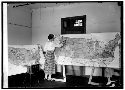 Woman creating map of United States showing states and counties), 8-12-22 LCCN2016846636