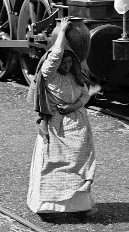 Woman carrying pottery jar between 1880 and 1897, Mexican Central Railway train (cropped)