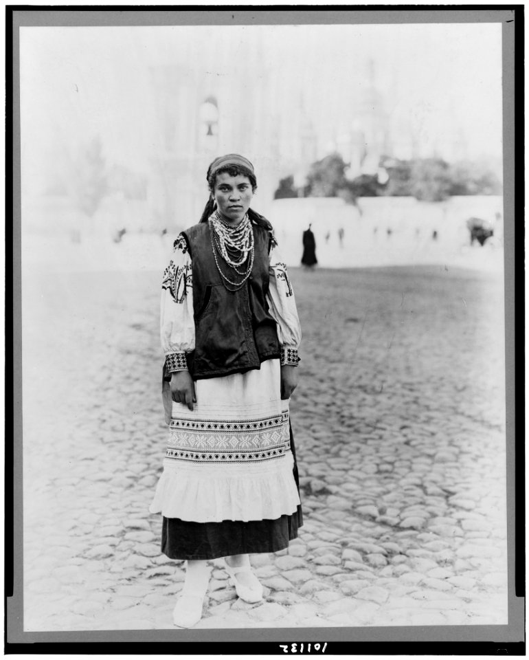 Woman posed in peasant costume, Ukraine, Russia LCCN90709997