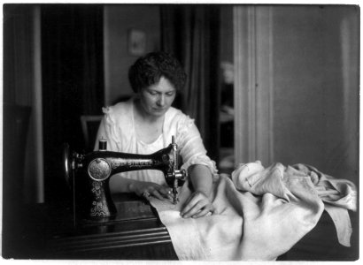 Woman sewing with a Singer sewing machine LCCN2005696171 photo