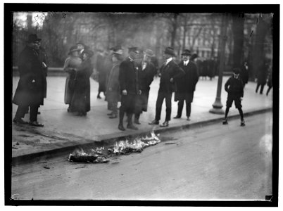 WOMAN SUFFRAGE DEMONSTRATORS AT WHITE HOUSE LCCN2016869654