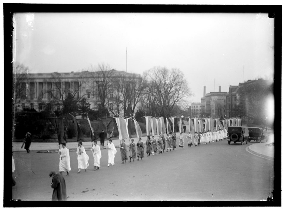 WOMAN SUFFRAGE AT CAPITOL WITH BANNERS LCCN2016867084