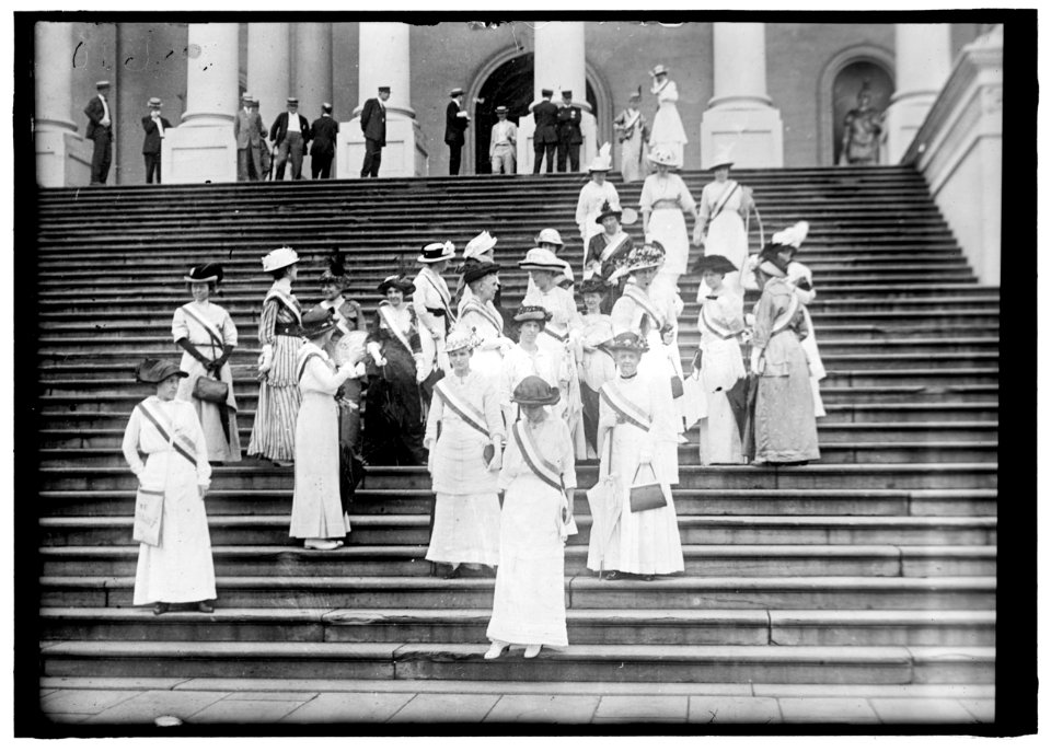 WOMAN SUFFRAGE GROUP AT CAPITOL LCCN2016870216